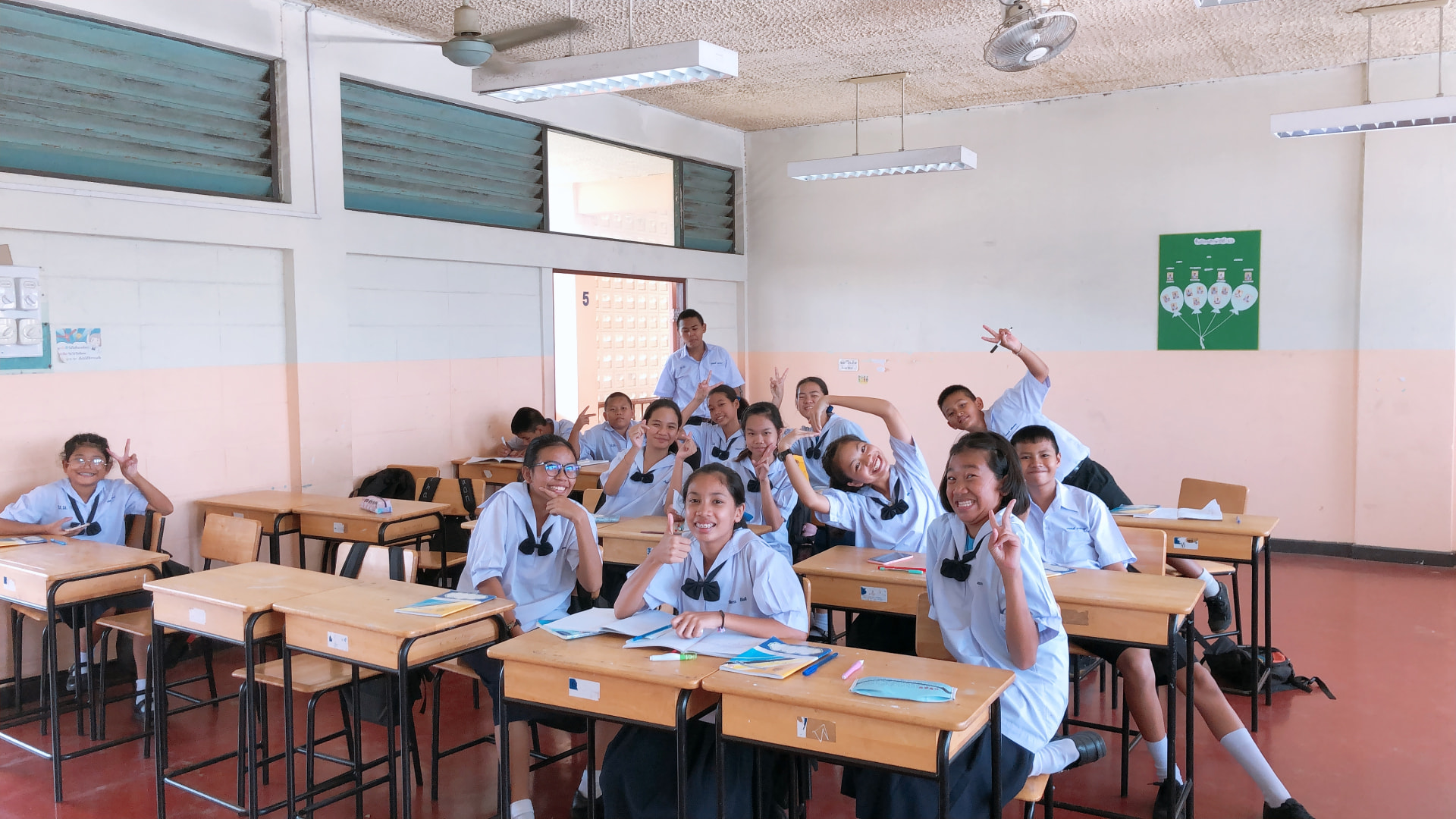 A classroom of students in Thailand smiling during a Chinese lesson